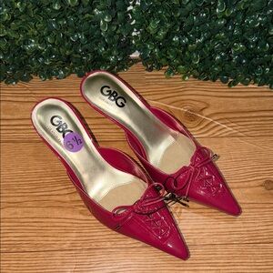GBG Los Angeles Women's Burgundy Pointed-Toe Mules